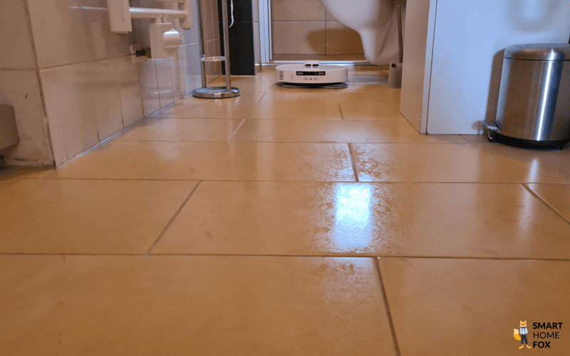 ECOVACS DEEBOT T30 PRO OMNI моет пол в ванной комнате.
